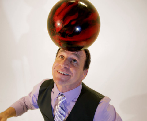 corporate-entertainer-max-winfrey-bowling-ball